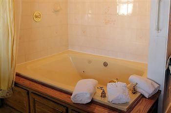 Sybaris Pool Suites Mequon Brown Deer المظهر الخارجي الصورة